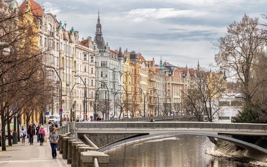 捷克布拉格伏爾塔瓦河(Vltava River)的橋樑與其沿岸的歷史建築，這是布拉格的典型風景。